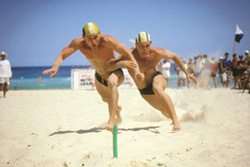 Kystlivreddere konkurrerer i disciplinen Beach Flags